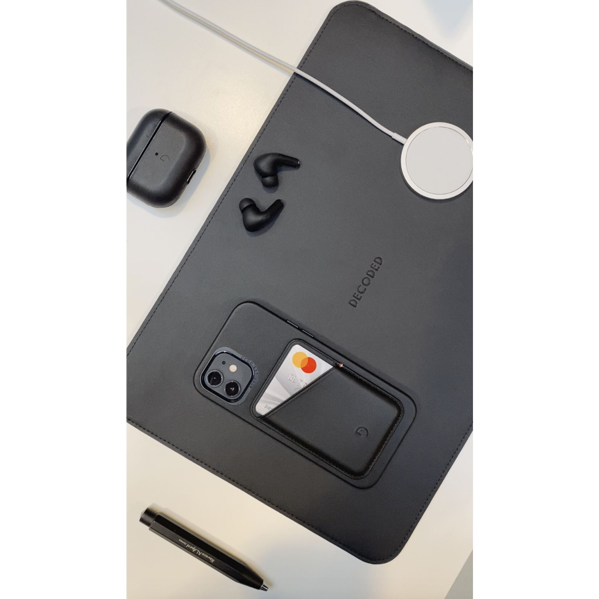 Decoded MagSafe Card Sleeve Black - Magsafe Card Holders at Twiinshop Decoded MagSafe Card Sleeve Black - Magsafe Card Holders at Twiinshop